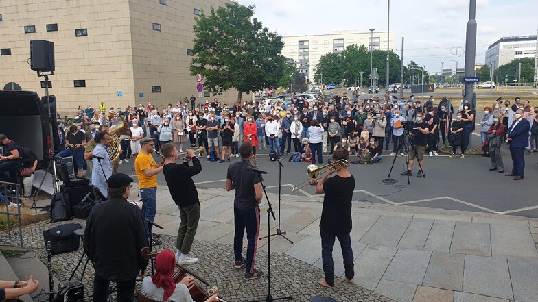 Mehr als 200 Menschen nahmen an der Demonstration vor der Synagoge teil.