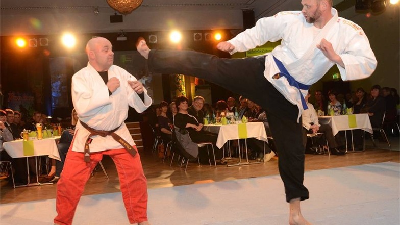 Sportler des Kampfsportclubs Jui Jitsu aus Weißwasser zeigen Proben ihres Könnens bei verschiedenen Abwehrgriffen.