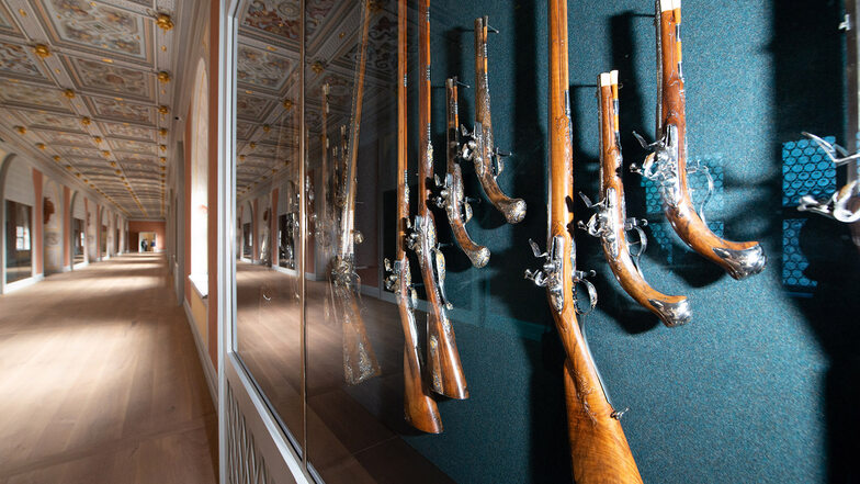 In dieser Mustervitrine sind schon einige der historischen Gewehre und Pistolen zu sehen.