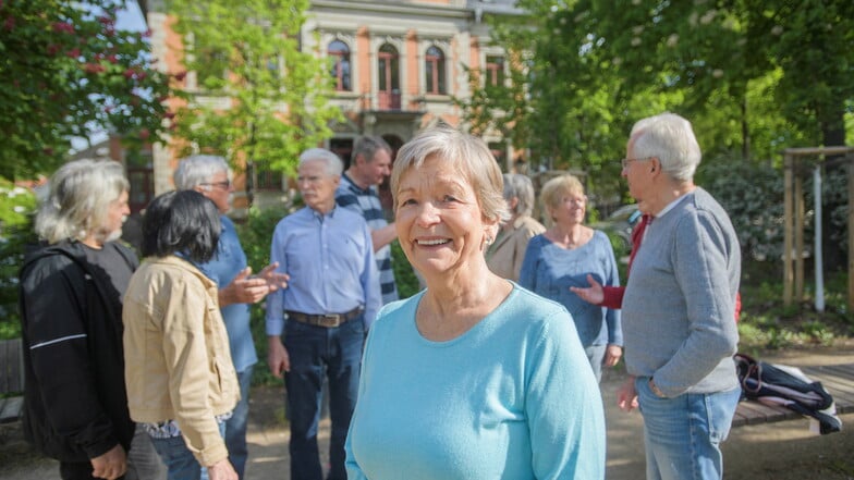 Barbara Sehnert (vorn) stellt zusammen mit ihren Mitstreitern von der Bürgerinitiative Niederlößnitz wieder ein Stadtteilfest auf dem Rosa-Luxemburg-Platz auf die Beine.