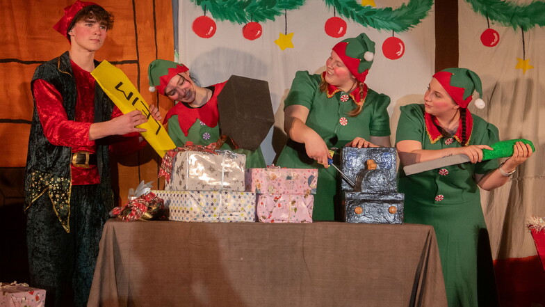 Zwei Erzieherklassen spielen die Weihnachtsmärchen.