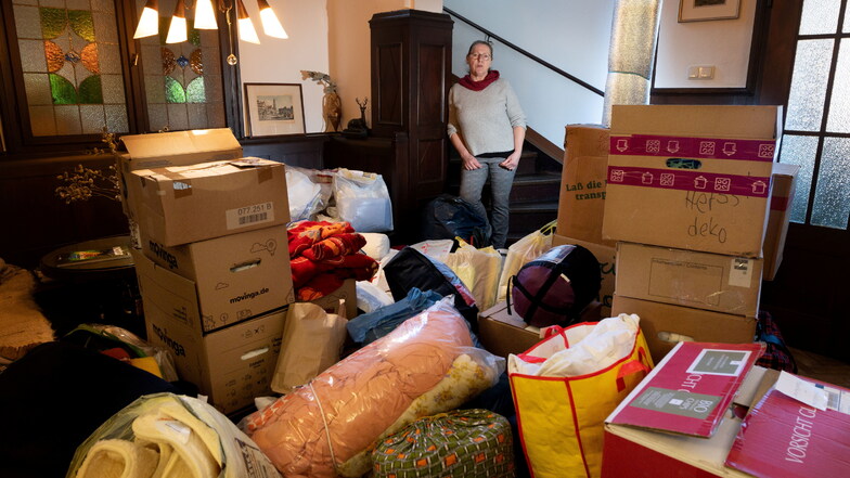 Gerda Panglisch hat den Hausflur voller Spenden. Sie werden in den nächsten Tagen Richtung Ukraine gebracht.