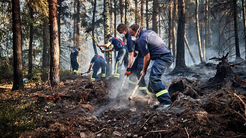 Die Bekämpfung von Waldbränden, wie hier 2018 bei Rosenthal, ist Schwerstarbeit. Meist sind Lagerfeuer die Ursache.
