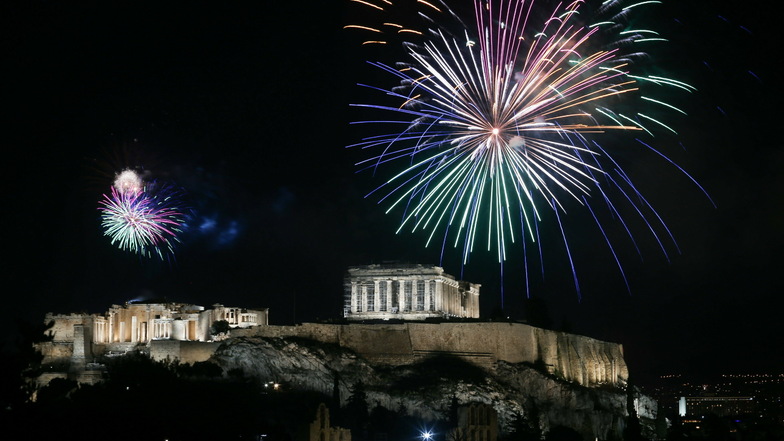 Griechenland, Athen: Ein Feuerwerk erleuchtet die Akropolis. In Griechenland wurde der Jahreswechsel landesweit mit riesigen Feuerwerken gefeiert - es wurde weitaus mehr geböllert als zuvor.