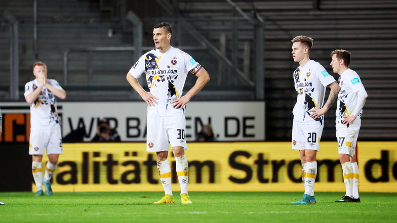 Ernüchtert, enttäuscht und zunehmend auch ratlos - Dynamo nach dem Schlusspfiff in Wiesbaden, hier Paul Will, Stefan Kutschke, Julius Kade und Niklas Hauptmann (von links).