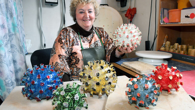 Hobbytöpferin Heidemarie Bücker aus Plessa stellt Corona-Viren aus Keramik her.
