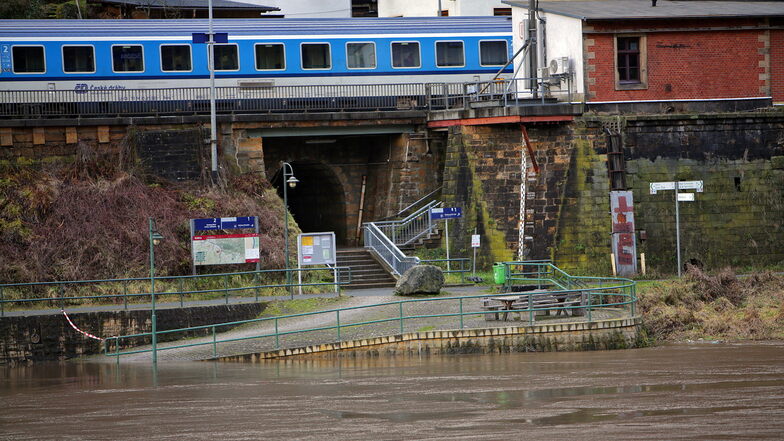 Auch in Schöna gab es erste Überflutungen, der Bahnverkehr war aber nicht beeinträchtigt.
