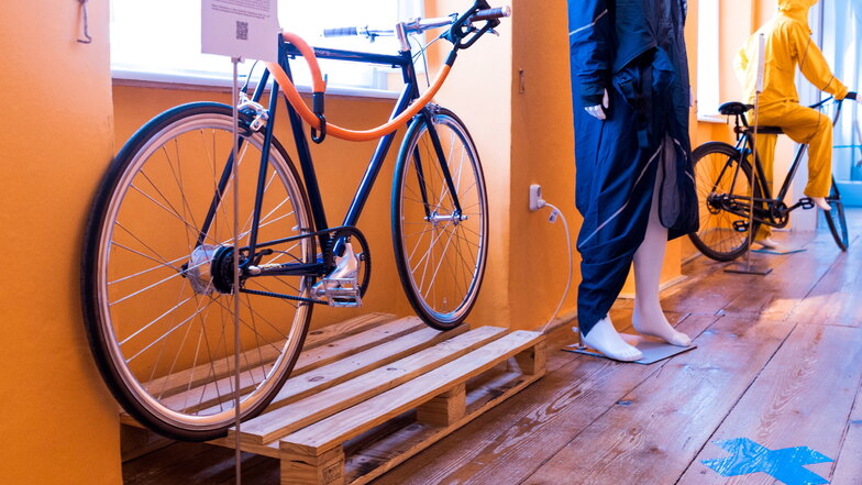 Ein Regenoverall für Radfahrerinnen und ein flexibles Fahrradschloss kommen aus der Leipziger Designschmiede Texlock .