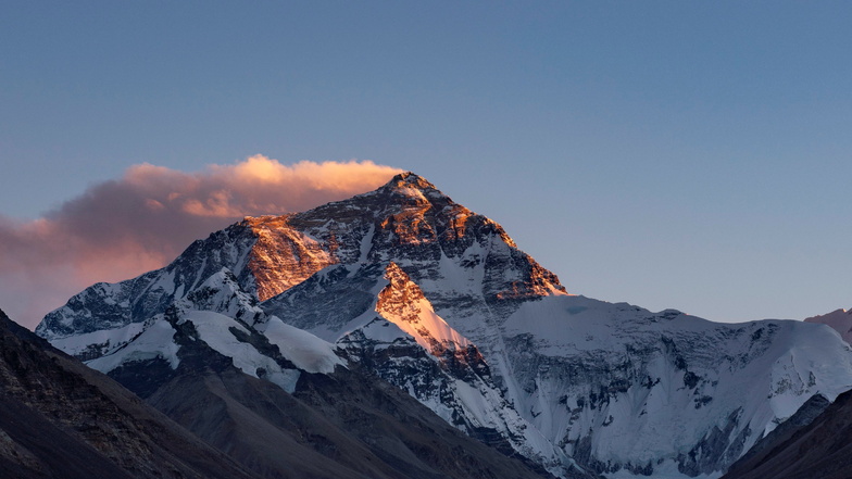 Der Sonnenuntergang färbt den Gipfel des Mount Everest. 1953 standen erstmals zwei Bergsteiger auf dem Dach der Welt.