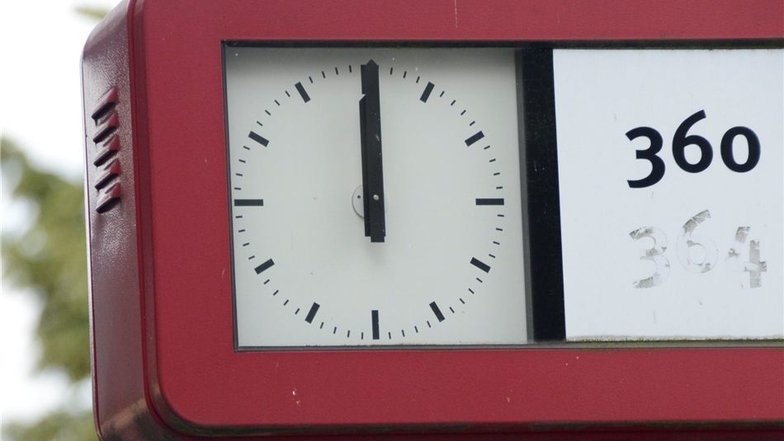 Dieser Zeitmesser am Bussteig in Richtung Dresden zeigt eine schöne glatte Uhrzeit. Aber sie stimmt nur zweimal am Tag.