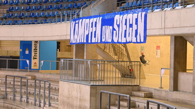 Wenigstens ein Banner hatten die Eislöwen-Fans hinterlassen. Wann sie selbst wieder in die Arena zurückkehren dürfen, ist noch ungewiss.