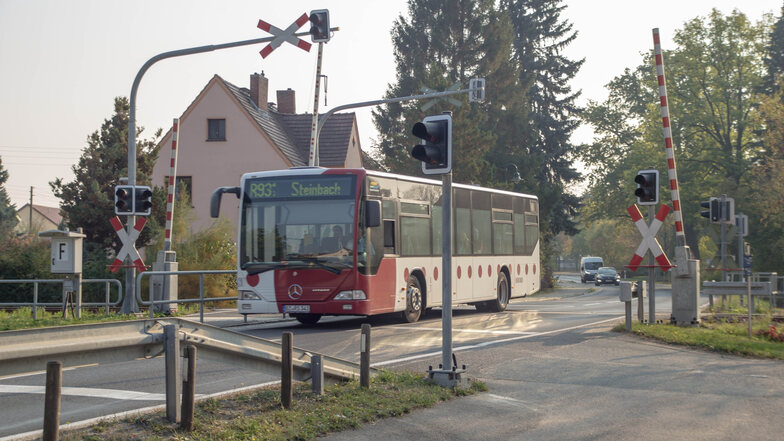 Der Bahnübergang und die Bushaltestelle in Horka an der Strecke nach Niesky