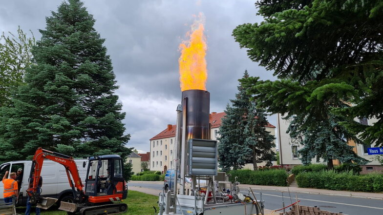 Eine riesige Flamme war am Donnerstag auf der Nordstraße zu sehen. Der Gasversorger Mitnetz Gas musste weitere Arbeiten durchführen, um die gewohnte Gasqualität für seine Kunden zu gewährleisten.