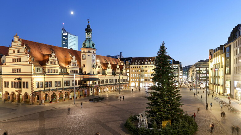 Nur der geschmückte Weihnachtsbaum steht auf dem Leipziger Marktplatz. Eigentlich würde der Weihnachtsmarkt in diesen Tagen beginnen.