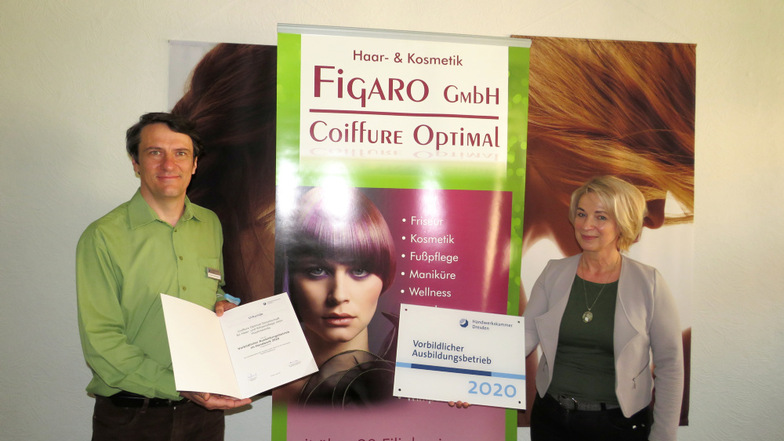 Figaro-Geschäftsführerin Elke Beyer freute sich sehr über die Auszeichnung „Vorbildlicher Ausbildungsbetrieb 2020“. Die Ehrung wurde von Benjamin Bachmann von der Handwerkskammer Dresden überreicht.