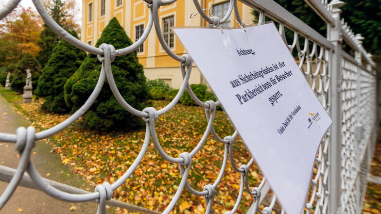 Die Außenanlagen und der Park vom Barockschloss Rammenau wurde ab Donnerstagmittag wegen des Sturmes geschlossen. Ein Schild weist Besucher darauf hin.