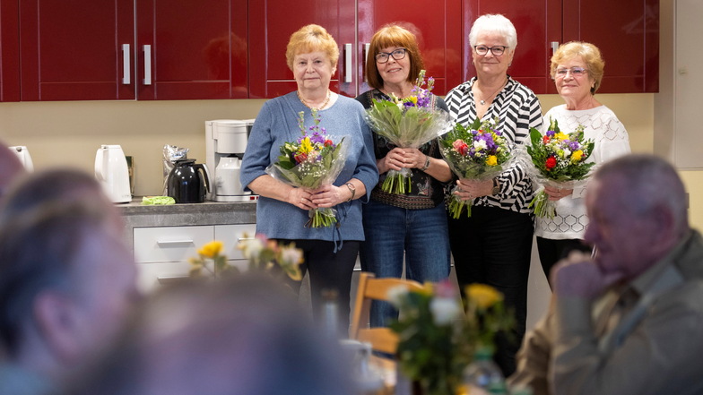 Bärbel Scheinpflug, Maria Zschiegner, Margitt Bernhardt und Ursula Tenner wurden mit Blumen von ihrer ehrenamtlichen Tätigkeit in Rödern verabschiedet.