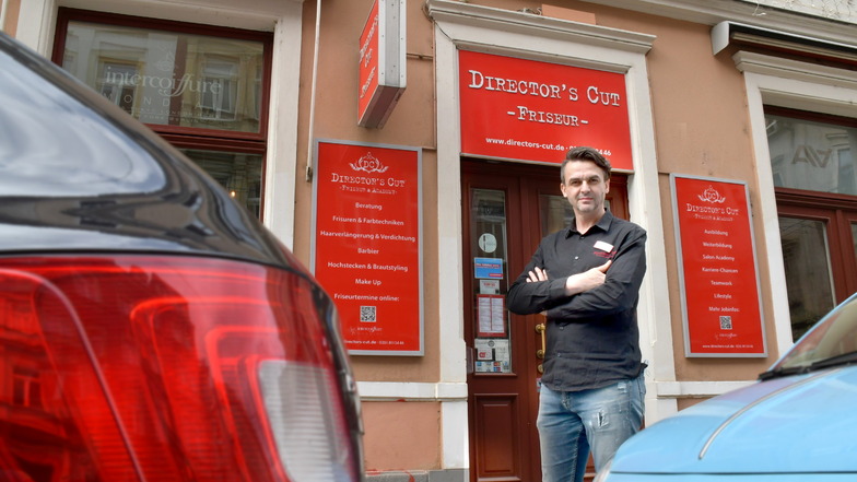 Friseurmeister Christoph Steinigen hat bereits zwei Mitarbeiter verloren, weil sie die hohen Parkgebühren vor dem Salon in der Dresdner Neustadt nicht bezahlen wollen.