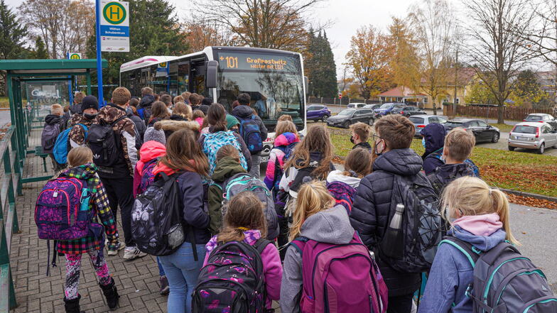 Schülerinnen und Schüler steigen am Wilthener Schulzentrum in einen Bus. Für etliche Kinder und Jugendliche im Kreis Bautzen verschlechtern sich mit dem neuen Fahrplan ab Januar die Verbindungen zwischen Schule und Wohnort.