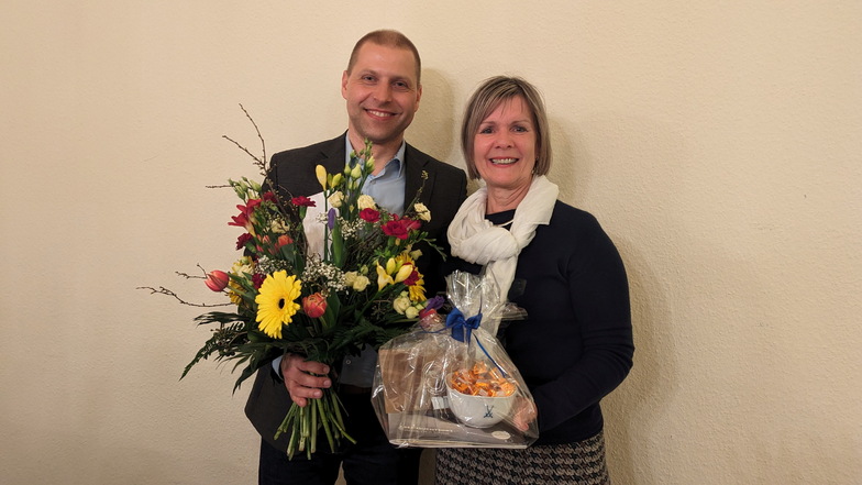 Klipphausens Bürgermeister Mirko Knöfel dankt der langjährigen Kämmerin Silvia Kunas für ihre Arbeit.