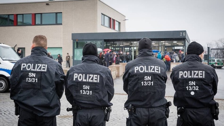 Unter großen Sicherheitsvorkehrungen hat heute in Dresden der Prozess gegen acht Mitglieder der „Gruppe Freital“ begonnen.