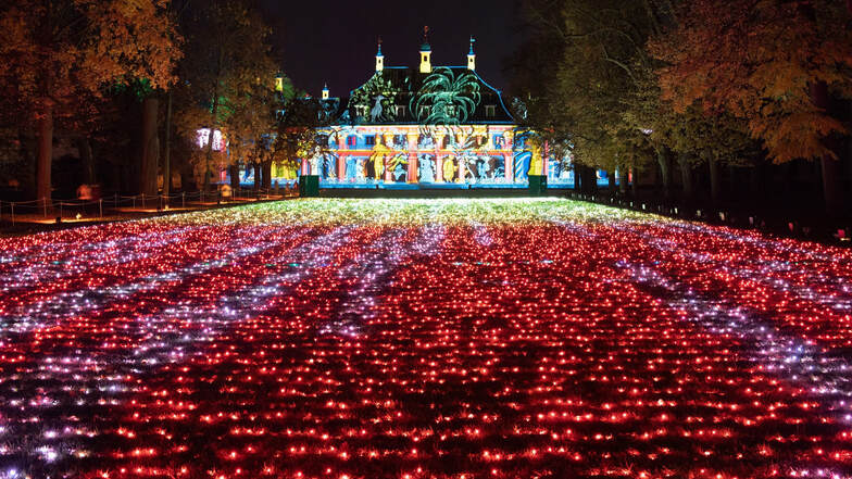 Eine Million Lichter und 20 Installationen beleuchten nun den Schlosspark Pillnitz.