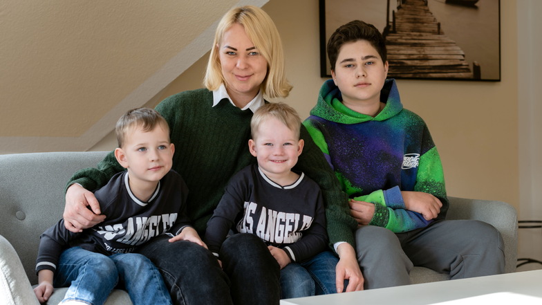 "Von ganzem Herzen Danke sagen." Juliia Sobol aus dem ostukrainischen Charkow mit ihren Jungs (v.l.) Maksym, Myron und Danil. Seit Frühling 2022 lebt die Familie in Sebnitz.