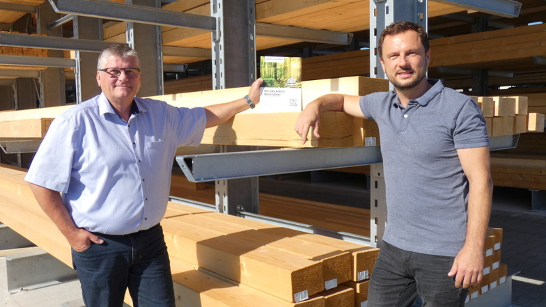 Gebietsleiter Fred Teitge (l.) und Niederlassungsleiter Jens Buttig freuen sich über die vollendete Investition am Melle Gallhöfer-Standort in Guttau. Hier ist in den vergangenen Monaten ein großes Holzlager entstanden.