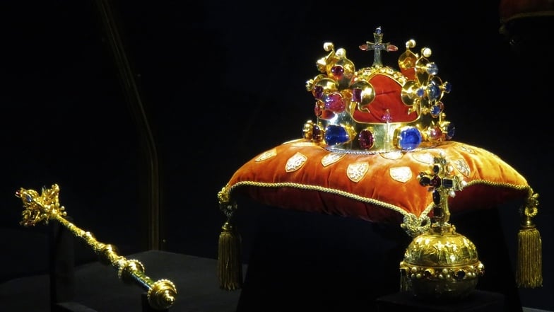 Die Böhmischen Kronjuwelen, bestehend aus der Wenzelskrone aus dem 14. Jahrhundert sowie Zepter und Reichsapfel, sind auf der Prager Burg zu sehen.
