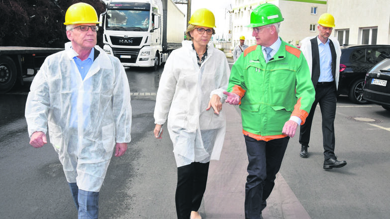 Frankreichs Botschafterin Anne-Marie Descôtes und Thomas de Maizière (l.) lassen sich von Werkdirektor Frank Jürgen Schaefer (r.) übers Feralpi-Gelände führen.