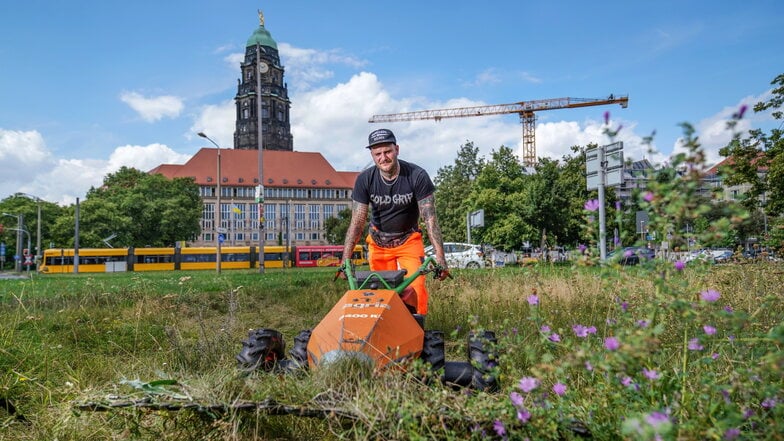 Gärtner Christoph Winter mäht das Gras auf dem Mittelstreifen der St. Petersburger Straße.