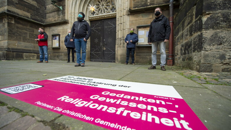 Menschenrechte-Aufkleber vor der Pirnaer Stadtkirche St. Marien: Hinweis auf die gemeinsamen, elementaren Werte.