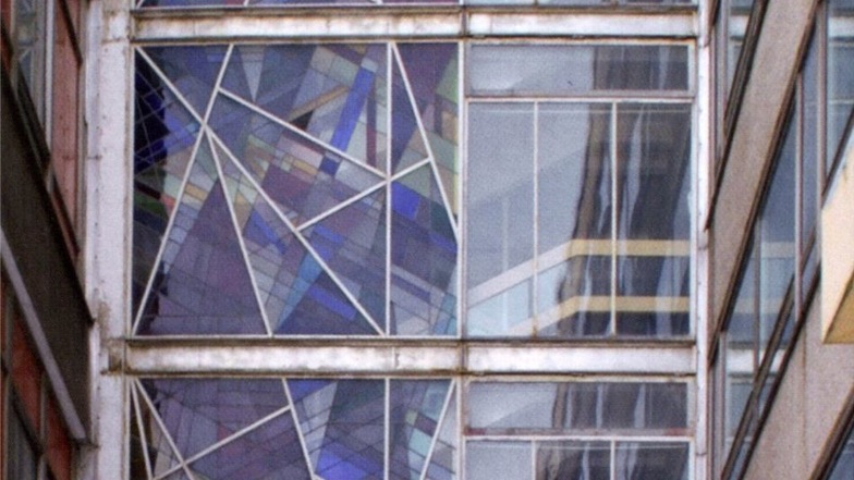 Ein Blick in das Buch „Dresden – Kunst im Stadtraum“ von Antje Kirsch hat das Bleiglas-Mosaik zum Vorschein gebracht. In der Realität ist das Kunstwerk verborgen, wenn es überhaupt noch steht.