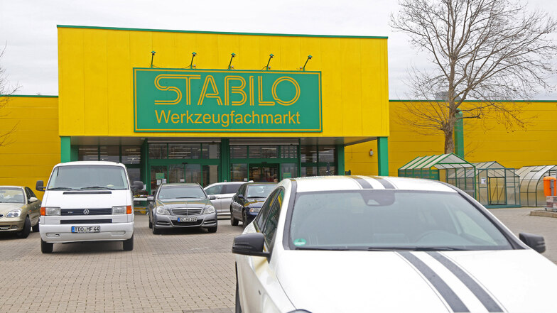 Der Stabilo-Baumarkt in Riesa im März: Damals war er noch geöffnet. Ab Montag soll es wieder so weit sein.
