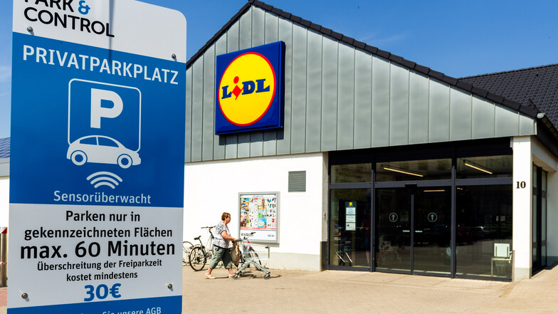Am Lidl-Parkplatz an der Pulsnitzer Straße/Ecke Badstraße in Radeberg weisen Schilder auf die neue Technik hin.