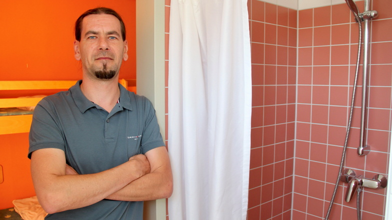 Herbergsleiter Robert Müller in einem der Familienzimmer in Strehlas Jugendherberge. Vier solcher Räume mit Dusche und WC gibt es bisher, nach dem Umbau sollen es elf sein.