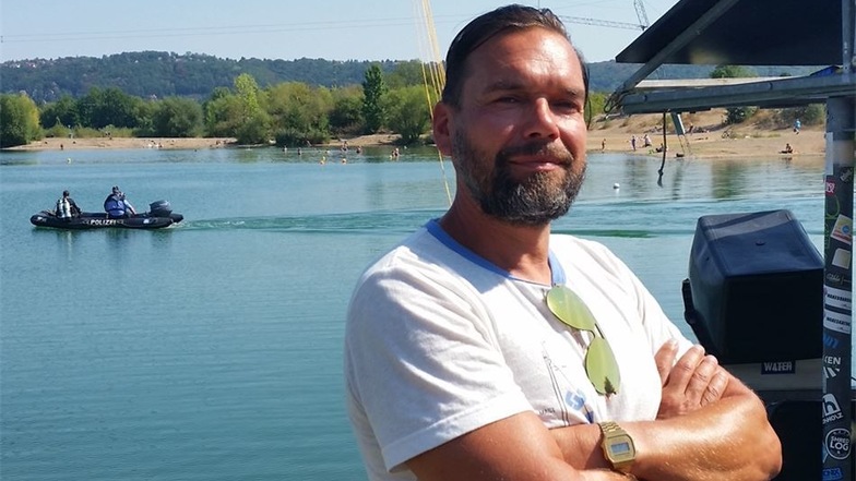 Martin Riedel, Chef der Wasserskianlage, büßt jeden Tag, an dem gesucht wird, etwa 3500 Euro ein.