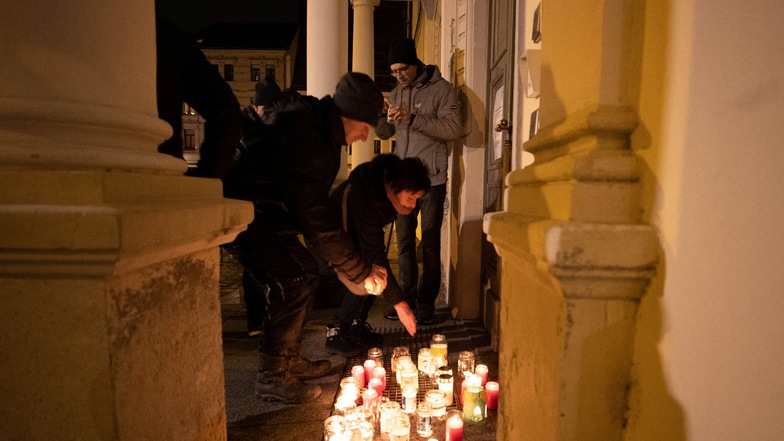 Bei der Aktion "50 Kerzen für Pirna" stellen Corona-Kritiker am Montag Kerzen vor dem Pirnaer Rathaus auf.