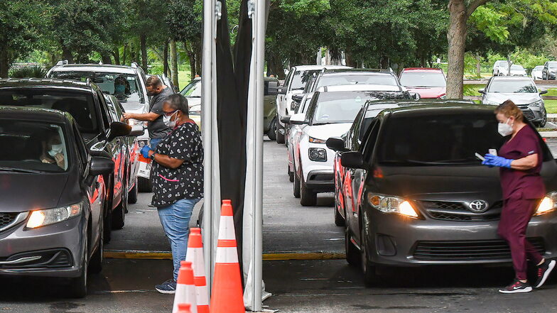 Autos stehen an einer Corona-Teststelle in Orlando/Florida an. In dem Bundesstaat gibt es aktuell immer mehr Krankenhausaufnahmen