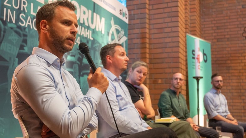 Zum Wahlforum auf den Podium: Felix Hitzig (CDU, v.l.n.r.), Silvio Lang (Linke),  Yvonne Mosler (Grüne), Lukas Peger (SPD) und Dominik Zoch (FDP)