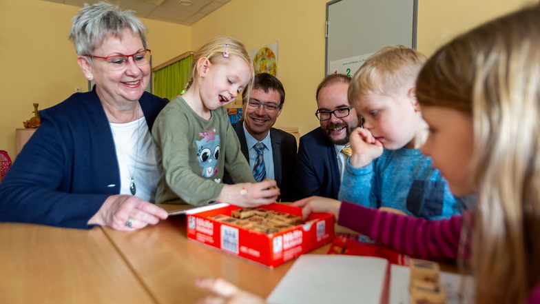Karla Horn - hier im Bild mit Kindern, Bürgermeister Ralf Rother und Staatsminister Christian Piwarz - leitet den Wilsdruffer Kindergartenverein. Dieser möchte nun die Trägerschaft der Kitas abgeben.