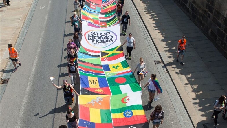 Die Teilnehmer hielten Fahnen von Ländern, in denen Teilnehmer Homosexualität strafbar ist.
