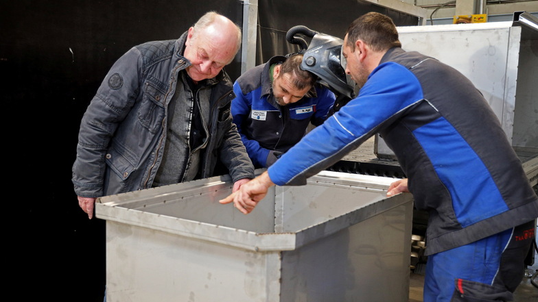 Steffen Guke mit Nico Agat und Adi Baltaretu an einem der Edelstahlbehälter, die das Unternehmen für Fleischereien herstellt.