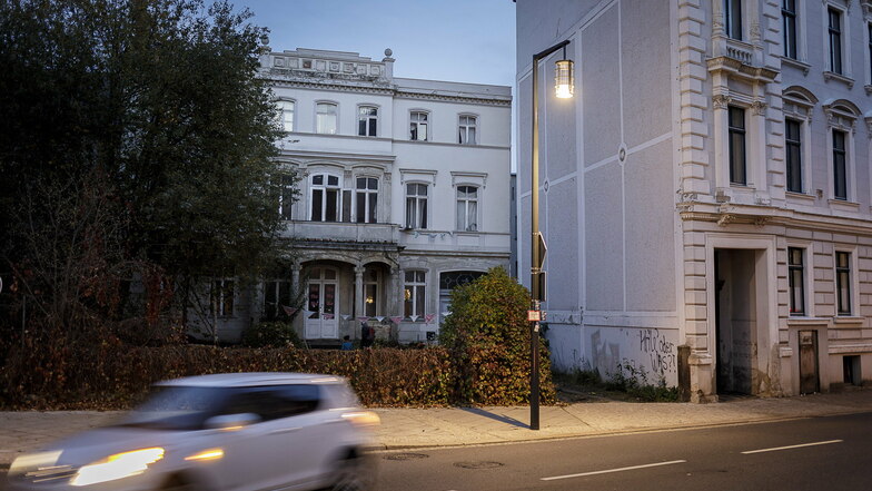 Kaufhausinvestor Winfried Stöcker will diese Villa am Postplatz und das linke Nachbarhaus (nicht im Bild) abreißen.