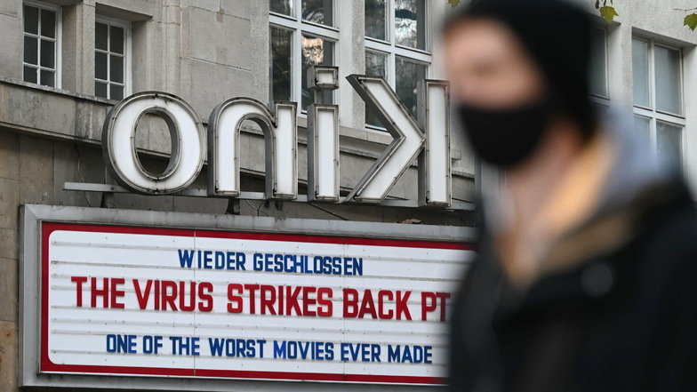 Ein Kino in Stuttgart mit witziger Botschaft: "Wieder geschlossen - The virus strikes back pt. 2 - One of the worst movies ever made" (sinngemäß: "Das Virus schlägt zurück Teil 2 - einer der schlechtesten Filme, die jemals gedreht wurden."