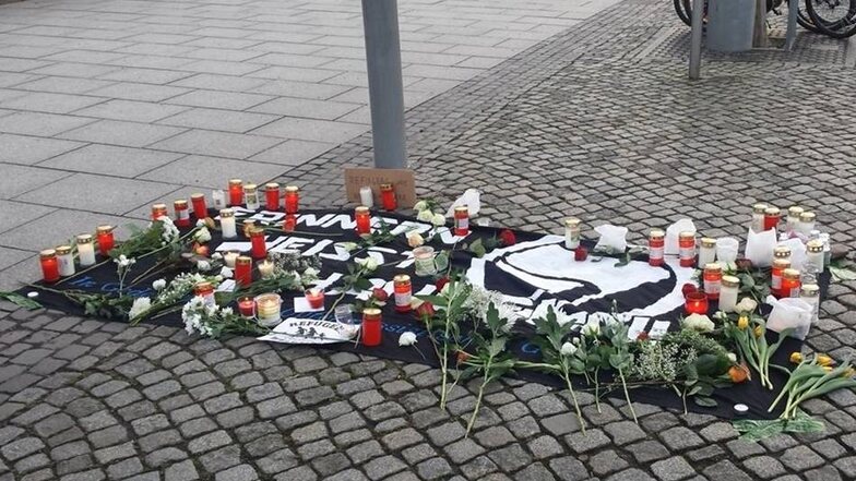 Am Jorge-Gomondai-Platz liegen am Mittwochnachmittag nach einer Kundgebung Blumen im Gedenken an den ums Leben gekommenen jungen Eritreer.
