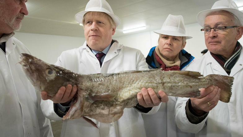 Boris Johnson bei einem Besuch auf dem Grimsby Fish Market. Fischer werfen dem britischen Premier vor, es gebe "eine beträchtliche Anzahl" von ihnen, denen es deutlich schlechter gehe als vor dem Deal.