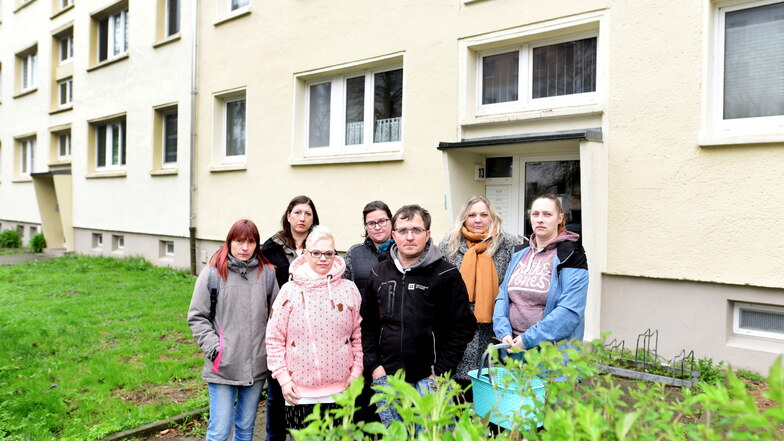 Sie wollen nicht frieren und wehren sich: einige Bewohner des Wohnblocks Daimlerstraße 11-19 in Löbau.