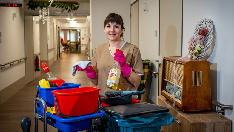 Seit Mai vergangenen Jahres arbeitet die aus der Ukraine geflohene Julia Levina als Servicekraft im Care Palace Hartha. Sie fühlt sich im Team wohl und will mit ihrer Familie in Hartha bleiben.