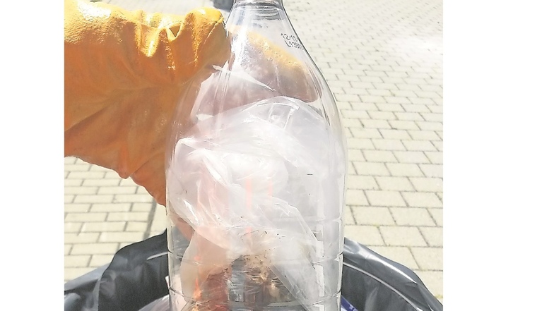 Ekelhaft: In dieser Plasteflasche ist menschlicher Kot verstaut. SZ/J. Stock
